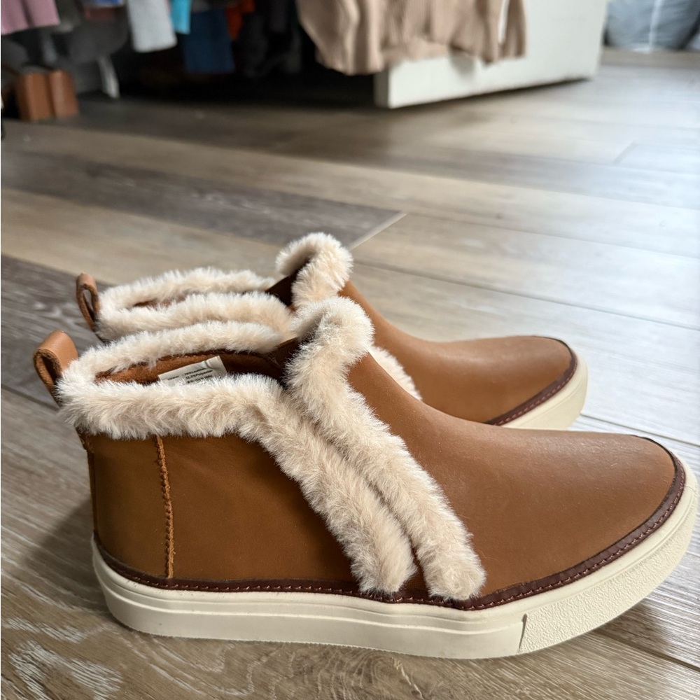 Toms Tan Leather Sneakers with Cream Fur Lining